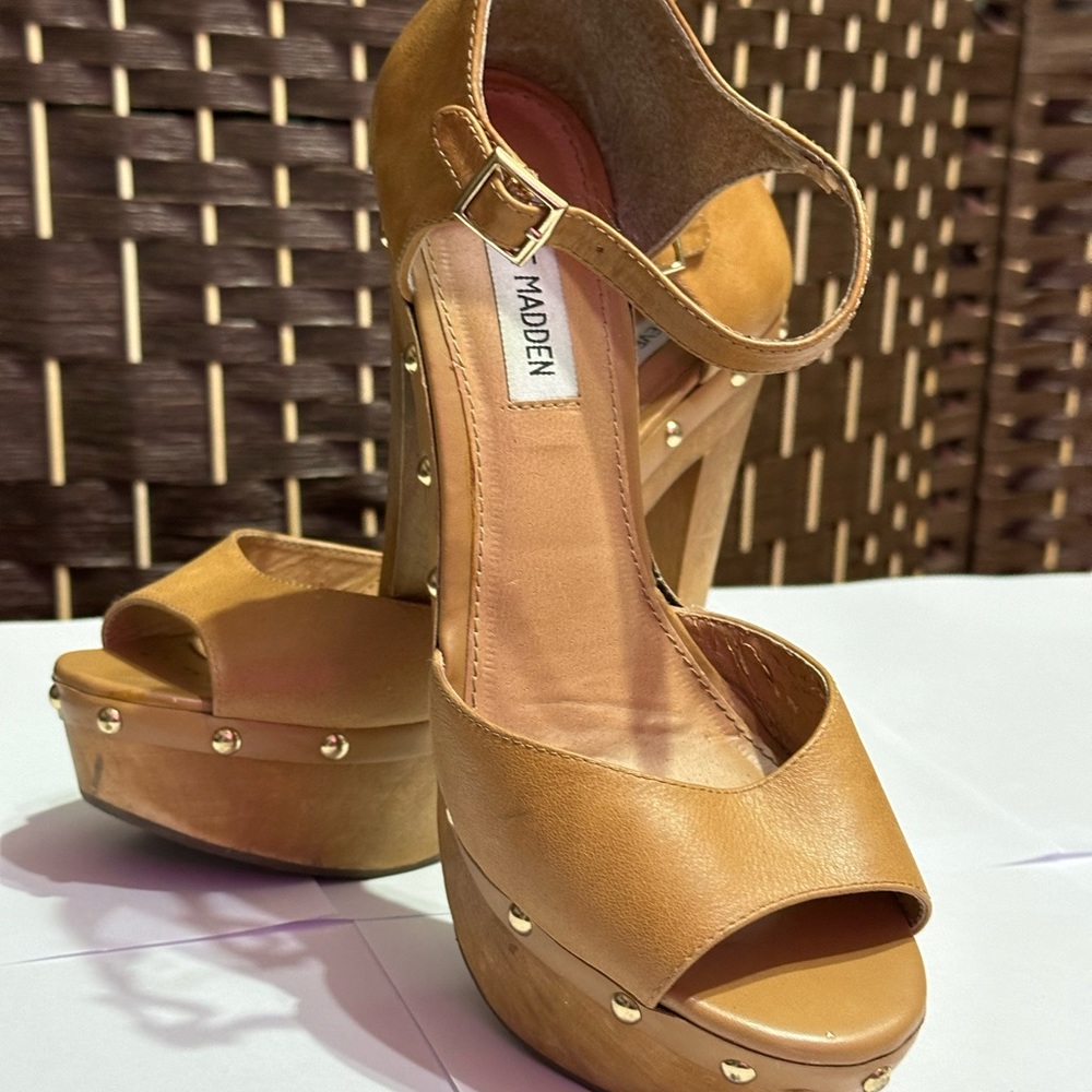 Steve Madden beige wooden heels